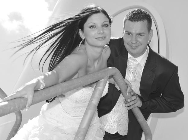 00 ods³oniêcie Anio³a symbolu zakochanych korowód z pochodniami, przedstawienie historii Anio³a, 22.30 4.00 gala piosenki weselnej zespó³ Samplay (o pó³nocy tort weselny). Sobota 7.