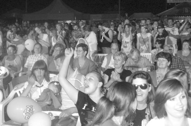 tygodnik ³obeski 20.7.2010 r. INFORMACJE Muzyka ³¹czy pokolenia Str.. 9 I wicemiss ziemi obeskiej Wioletta Olas. Miss Ziemi obeskiej zosta³a Agnieszka B³a ewicz.