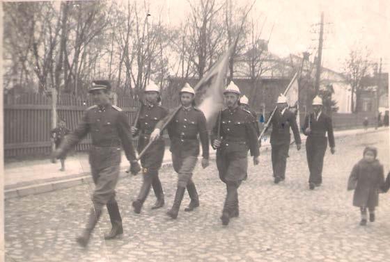Poczty sztandarowe: OSP Rejowiec i Cementowni Firley. Prowadzi Jerzy Gruczyński. 1-Maj 1947r.