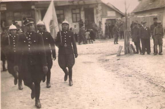 Rejowiecka straż w czasie obchodów 1 maja w 1947 roku.