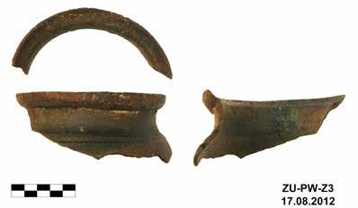 Stary Folwark, st. 2 337 resztki znajdują się na powierzchni zewnętrznej ozdobionej żłobieniami dookolnymi (ryc. 24). Fragment ten jest mało zniszczony, spłukany, pochodzi z czasów nowożytnych.
