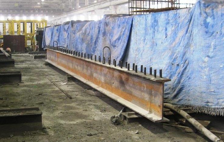 Jako zbrojenie podłużne zastosowano pręty φ10 mm ułożone w dwóch rzędach: górą i dołem, na całej długości po 6 prętów w rozstawie co 8 cm.