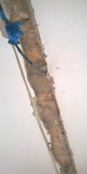 Nie stwierdzono uszkodzeń ani spękań stropodachu od strony pomieszczeń wewnętrznych, Podczas prac rozbiórkowych potwierdzono rodzaj głównej konstrukcji nośnej stropodachu oraz kierunek