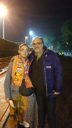 w dłoni, wiedziałem już kto to jest Carlo Zampa. Nie mogłem uwierzyć w swoje szczęście. Sam poprosiłem o wspólną fotografię i wyjaśniałem, że jestem tu pierwszy raz, przyjechaliśmy z Polski itp.
