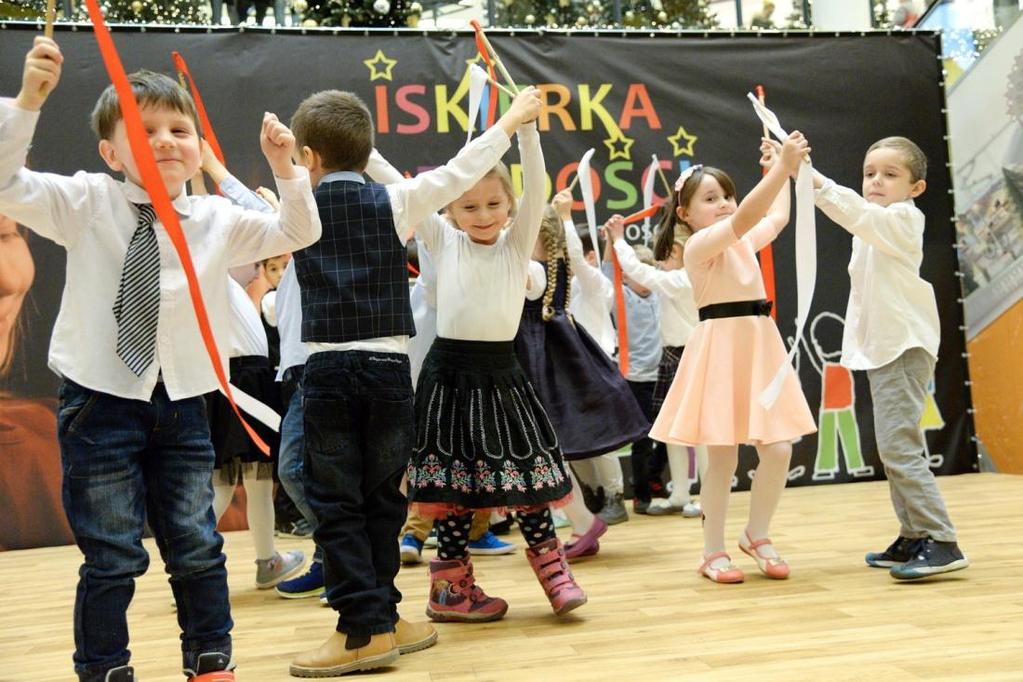 Na kiermasz towarzyszący występom scenicznym dostarczyliśmy prace plastyczne wykonane przez dzieci z kółka plastycznego prowadzonego przez mgr Jolantę Szot urocze aniołki i