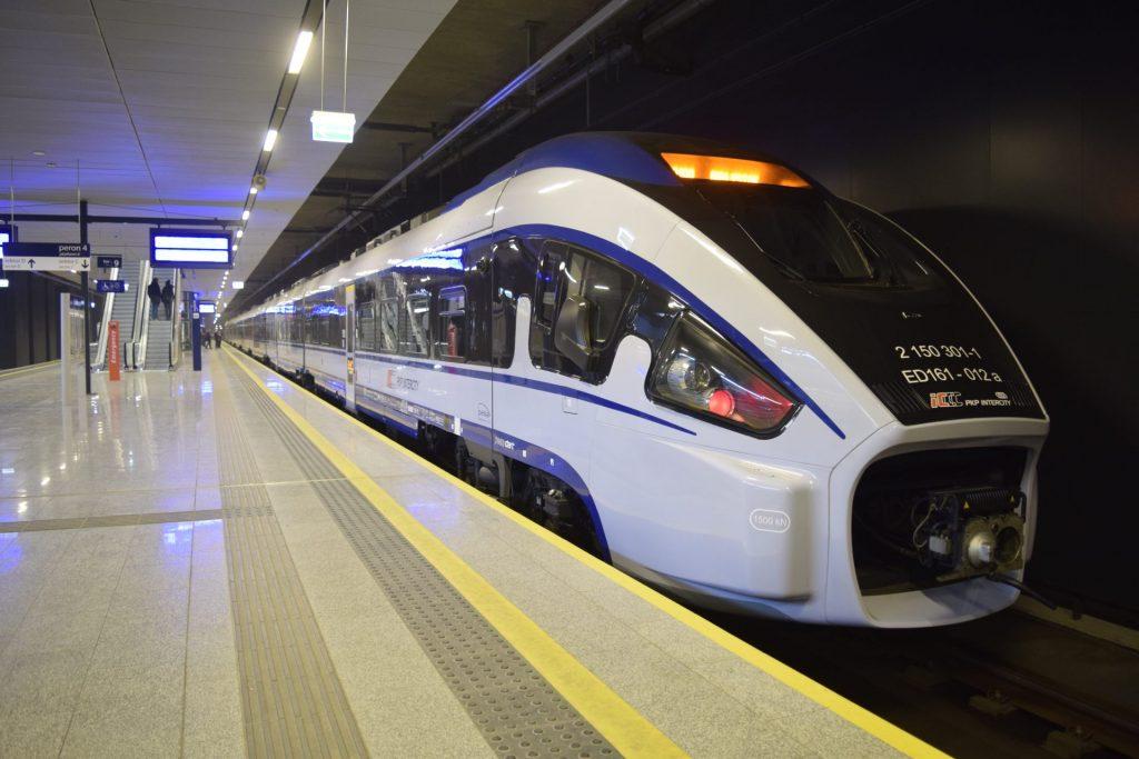 ED161 Dart produkcji Bydgoskiej PESY. Pociąg niestety równie kontrowersyjny co Pendolino. Według wszelkich dostępnych informacji składy te cieszą się wątpliwą reputacją najbardziej awaryjnych.