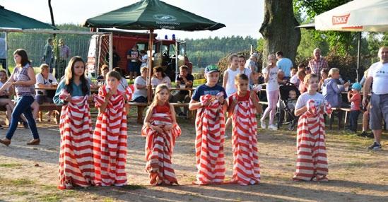Przecięcia wstęgi w asyście dzieci dokonał burmistrz Lidzbarka Maciej Sitarek, radny Rady Miejskiej Zbigniew Gutowski oraz sołtys sołectwa Bełk Patryk Moszczyński.