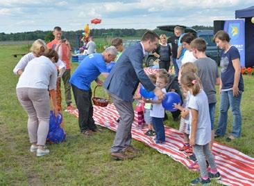 mieszkańców Bełku, dmuchańce, malowanie twarzy, Welex, bryczka, wóz strażacki oraz gospodynie ze swojskim jadłem. Jagody w drożdżówkach, cieście, zupie... wymieniać można długo.