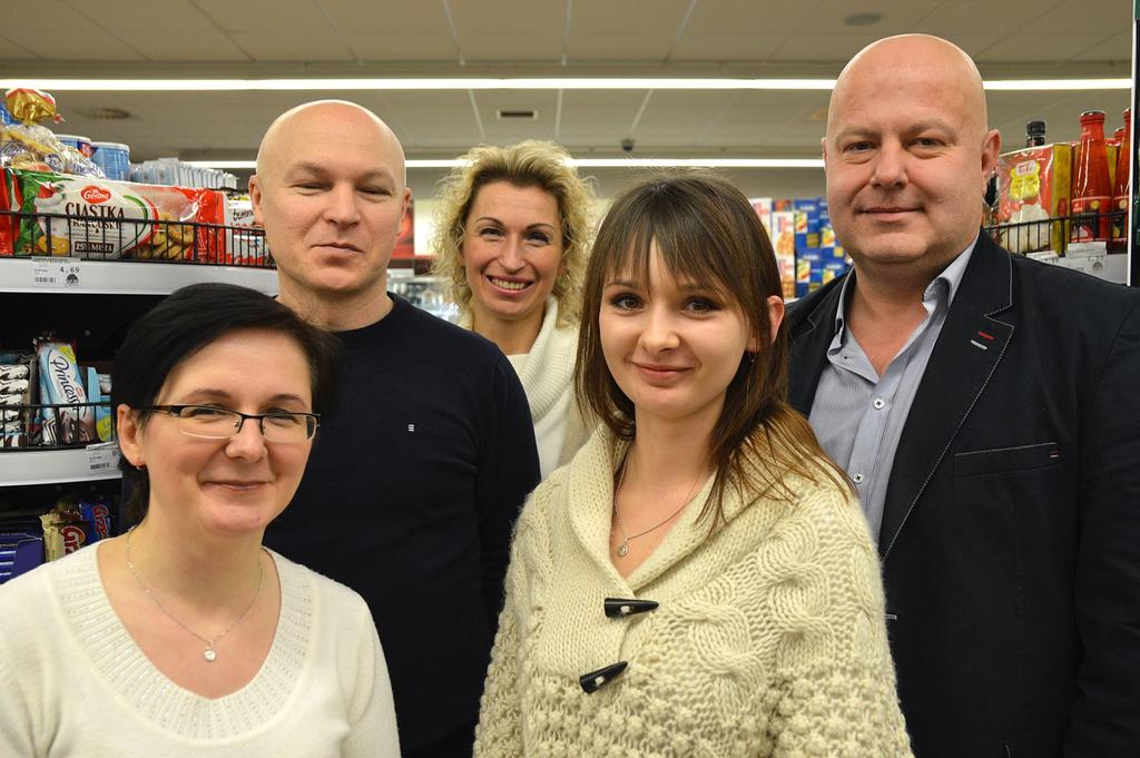 Zarząd i pracownicy supermarketu stanowią