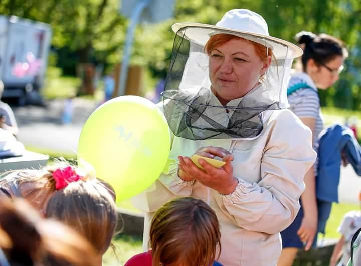 Podczas Pikniku zostaną zaprezentowane: szklany ul obserwacyjny z pszczołami, ul "produkcyjny z ramkami i plastrami pokazowymi, miód do degustacji kapelusze pszczelarskie dla dzieci drobny sprzęt