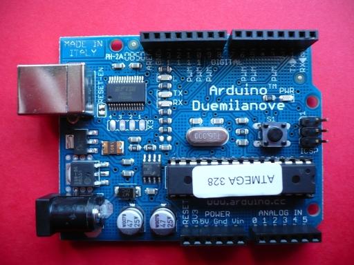 DODATEK B Platforma Arduino Arduino jest nazwą produktu elektronicznego składającego się z obwodu drukowanego wraz z mikrokontrolerem, elementami dodatkowymi i złączami.