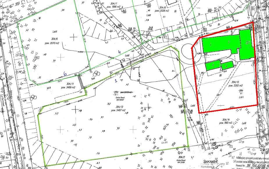 110,19 m 2, pełne uzbrojenie w drodze. Wiek budynków około 70 lat. Sprzedaż zwolniona z podatku VAT.