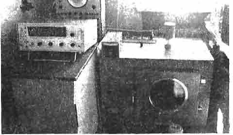 BADAWA MODELI ZBrORNIKÓW CfŚNIENIOWYCH 461 Stanowisko do zamrażania efektów optycznych (patrz rys. 6) obejmuje: 1. komorę cieplną typu KC-100, 2. pojemnik z gliceryną, 3. model zamrażany, 4 i 5.