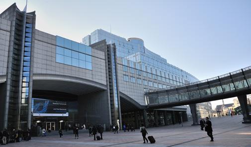 Szczegółowa analiza dochodów i obszarów wydatków 40 Zalecenia Trybunał zaleca, co następuje: Parlament Europejski powinien dokonać przeglądu swoich ram monitorowania dotyczących wykonania środków
