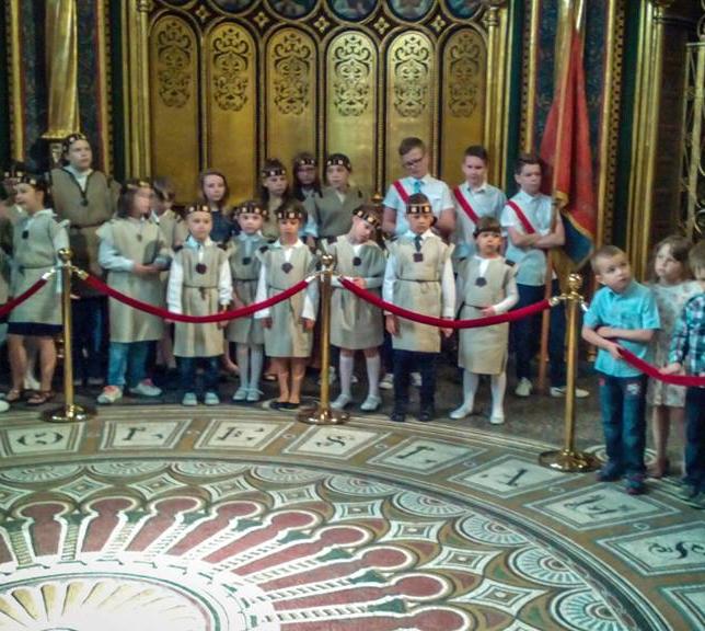Pani Justyna Kulma zorganizowała przedstawienie, które miało pokazać jak wyglądał chrzest Polski.