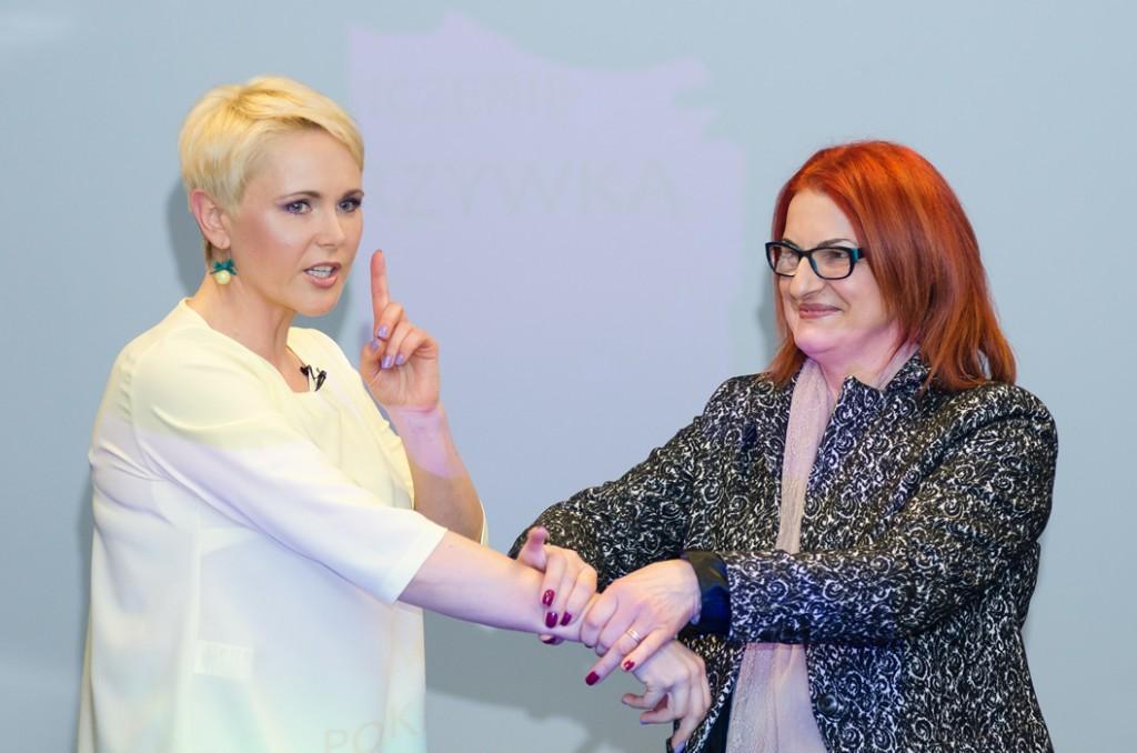 SIŁA KOBIET Na fot. Anna Samusionek - z uczestniczką warsztatów.