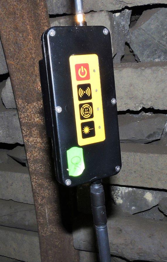 Repeater OPRACOWANIE FUNKCJONALNEGO SYSTEMU BEZPRZEWODOWEJ ŁĄCZNOŚCI RATOWNICZEJ Wysoka mobilność lekka i funkcjonalna obudowa, waga 440 g z baterią, czas działania 15 20 h w trybie ciągłym Łatwość