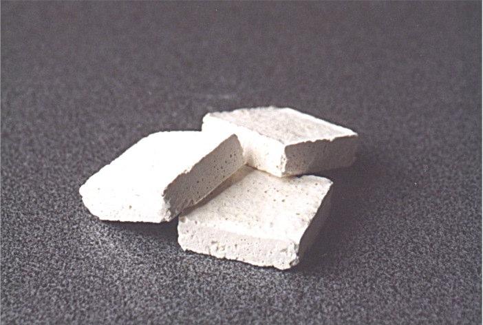 40 P. Dziugan Po 24 godz. fermentacji ich liczba wzrosła do rzdu 10 10 j.t.k./g.s.s.. Utrwalanie biopreparatu nastpowało w procesie liofilizacji co zabezpieczało warto biologiczn biopreparatu oraz długi okres jego trwałoci.
