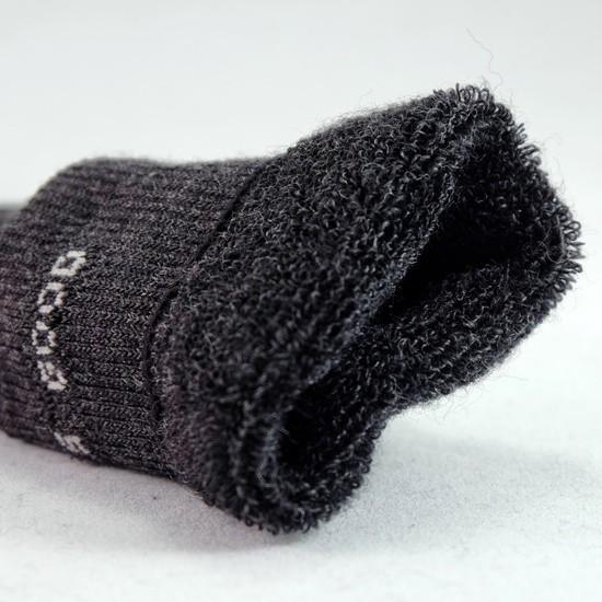 Pomimo że skarpety SmartWool PhD Outdoor Medium Crew Socks posiadają tylko 2% mniej w swym składzie czystej wełny merino to jest 72%, od wersji zimowej, zmianie uległa struktura tkaniny, jest Nie