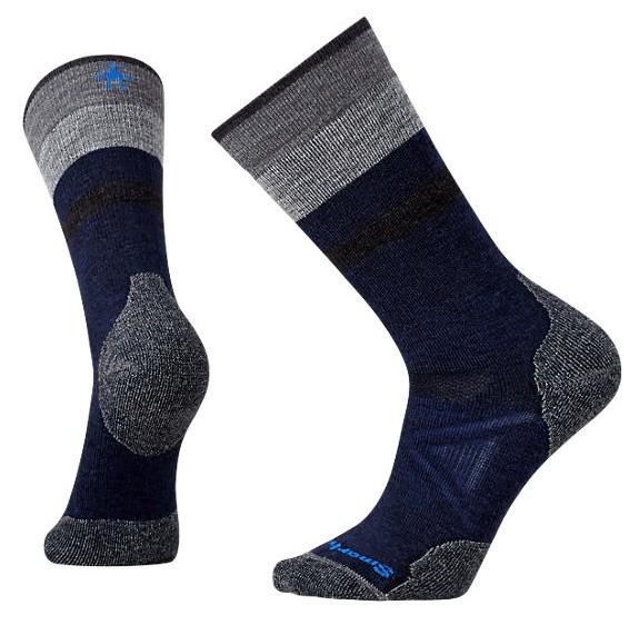 Strefy o zróżnicowanej gęstości i typie włókien w skarpetach SmartWool PhD Outdoor Medium Crew Socks podkreślają w tym wariancie kolorystycznym wstawki z białej, szarej i czerwonej nitki.