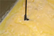 Optymalne pozycjonowanie czujnika temperatury rdzenia W przypadku płynów, takich jak sosy, zupy, potrawy mleczne, czujnik temperatury rdzenia musi leżeć cały w produkcie i być całkowicie zakryty.