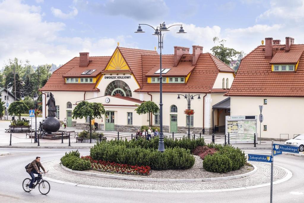 Najwyższe oceny dla małych miast i wsi Fot. Dworzec kolejowy w Rabce Zdroju. Autor: Agnes Kantaruk. Co ciekawe, małe miasta otrzymały jedne z najwyższych ocen w badaniu.