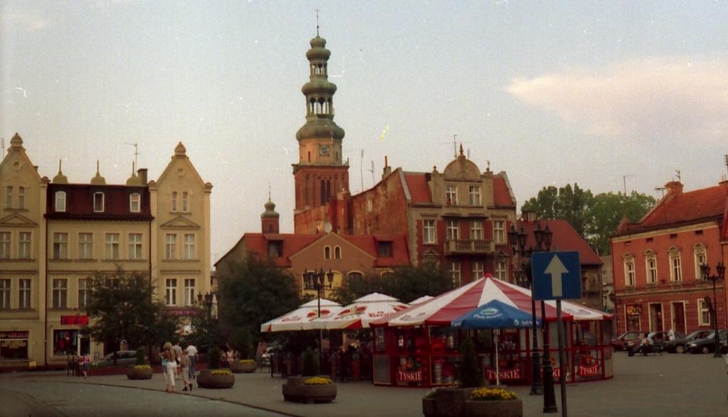 Później dopiero zostały przebudowane dachy i została przebudowana wieża. Dobudowano kruchtę.