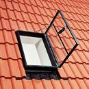 Wyłaz dachowy do nieogrzewanego poddasza - wyłaz typu GVT lub równoważny. Wykonany z aluminium skrzydło otwierane na prawą stronę wyposażoną w blokadą umożliwiającą zatrzaśniecie.