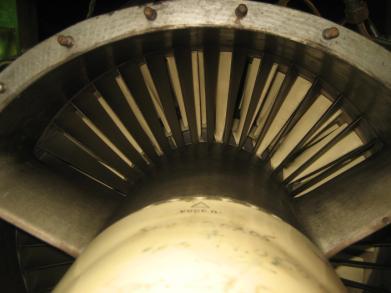 W kadłubie silnika turbinowego montuje się na stałe bezdotykowy czujnik indukcyjny (lub innego typu) (rys.