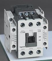 262), bloki styków pomocniczych, moduły czasowe, moduły do baterii kondensatorów oraz blokadę mechaniczną (str. 264). Pak. Nr ref. CTX 3 22 Wyposażone w styki.
