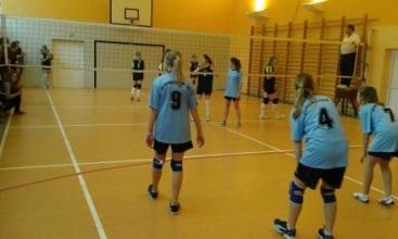 -plastycznych, -teatralnych, - dziennikarskich i muzycznych. Zajęciach sportowych: - z koszykówki, -z siatkówki, -piłki ręcznej, - tenisa stołowego, -aerobiku, -tańca sportowego i klasycznego.