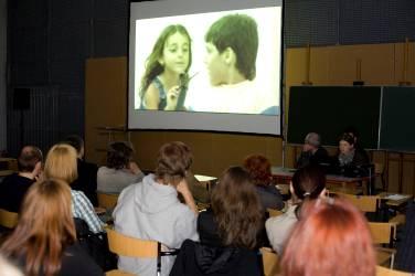 krótkometrażowych o tematyce artystycznej i społecznej.
