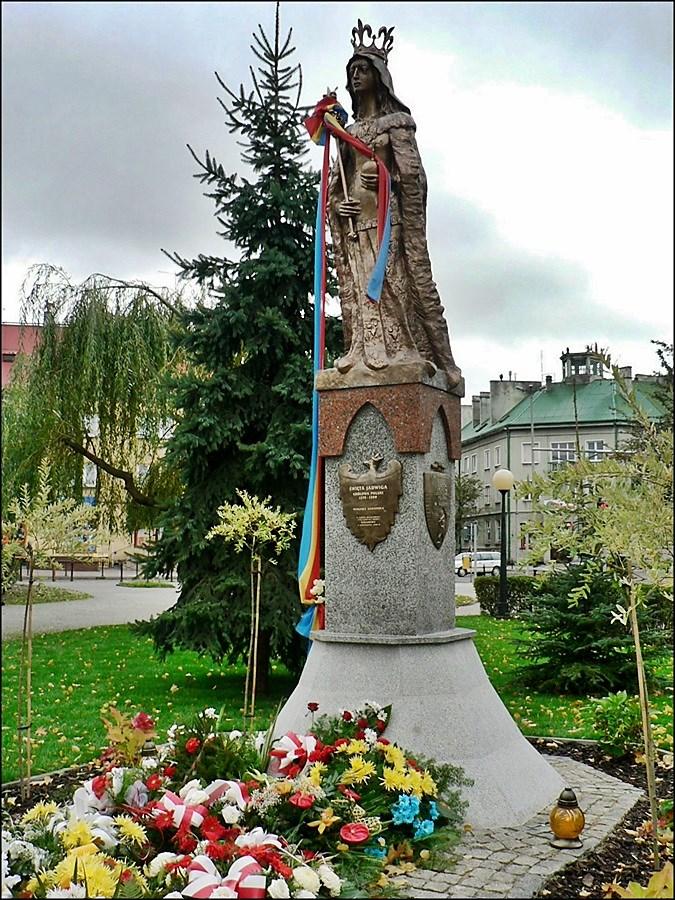 SŁOWO WSTĘPNE Radomsko jest miastem, które, jak żadne inne, kultywuje w różnorodny sposób św. Jadwigę Królową; jest ona Patronką miasta Radomska od 12 listopada 2000 r.