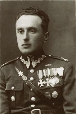 Po wybuchu I wojny światowej wstąpił do Legionu Wschodniego; po jego rozpadzie w Rabce zamierzał się dostać do Krakowa, ale w Nowym Sączu został zatrzymany przez Austriaków i 2 X 1914 wcielony do