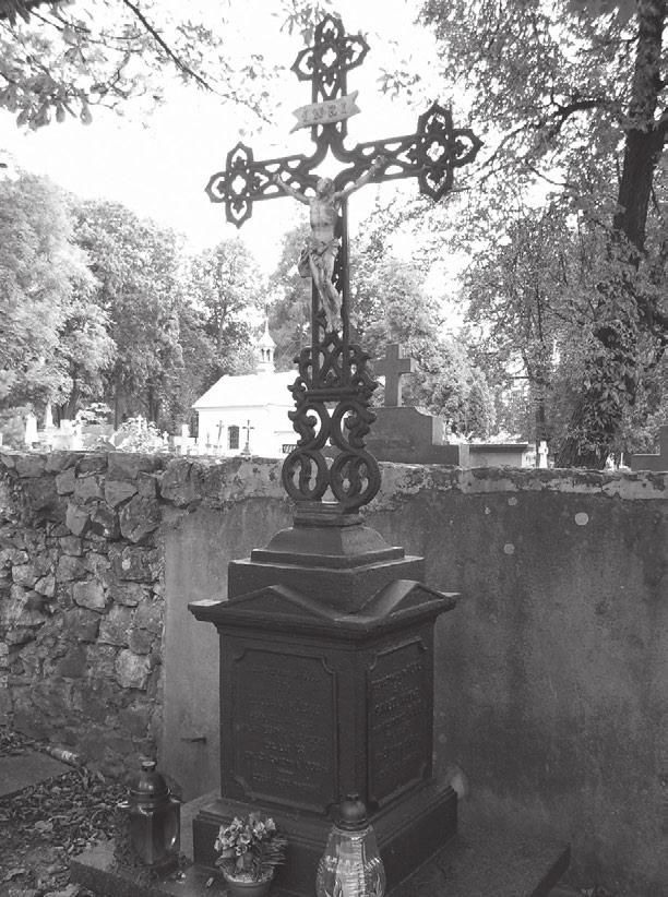 Cmentarz ewangelicki w Kielcach 1915), długoletni, pierwszy naczelnik Towarzystwa Ochotniczej Straży Ogniowej w Kielcach, założyciel Kasy Pożyczkowej Przemysłowców Kieleckich, członek Dozoru