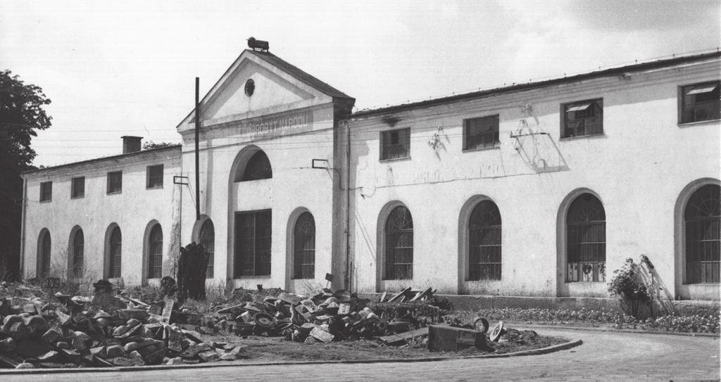 Pamiątki białogońskie Główny budynek huty, stan ok. 1950 r. modelarnię i dział montażu maszyn. Po stronie południowej budynku huty wzniesiono w 1819 r.