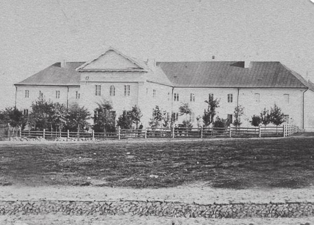 Akademia Górnicza w Kielcach kopalniom rud metali wydobywanym w tym miejscu od XVI w. do 1930 r. W 1775 r. otwarto tutaj Szkołę Górniczą, którą w 1865 r. przekształcono w Akademię Górniczą.