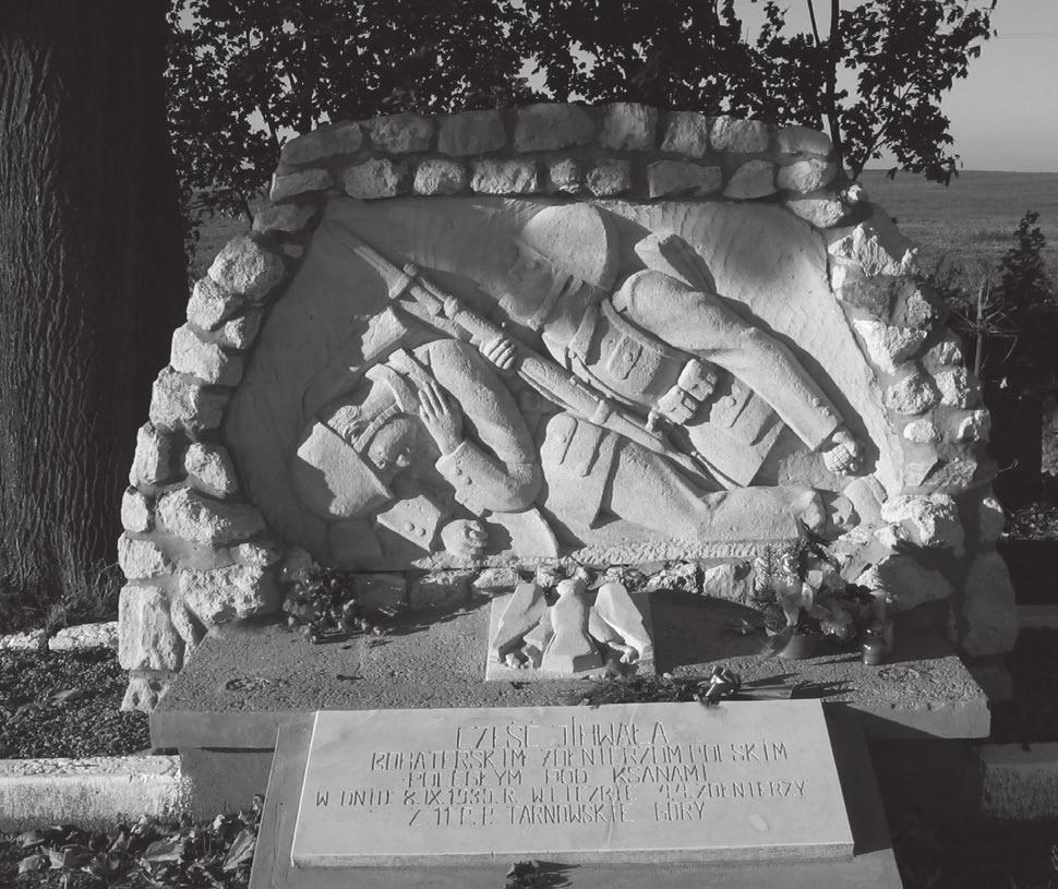 Obrona przedmościa Nidy we wrześniu 1939 roku Karolusa wyszedł poza zabudowania wsi, został niespodziewanie ostrzelany ogniem maszynowym od strony Kociny.