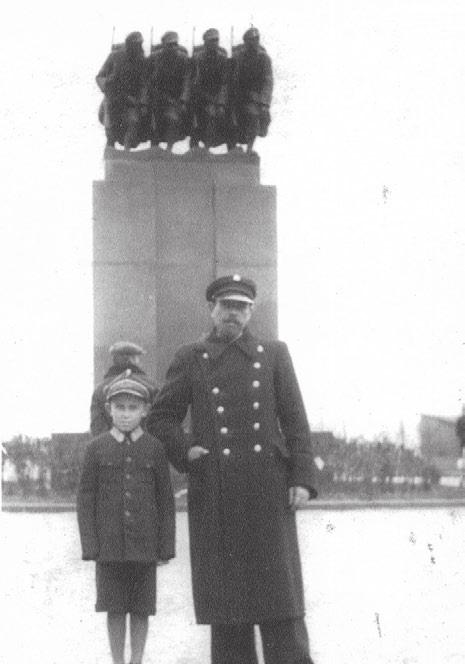 Tadeusza Sarka wspomnienia z czasu wojny Antoni Nowak Tadeusz Sarek urodził się w 1925 r. w kieleckiej dzielnicy Baranówek w patriotycznej rodzinie robotnika zakładów wapienniczych Kadzielnia.