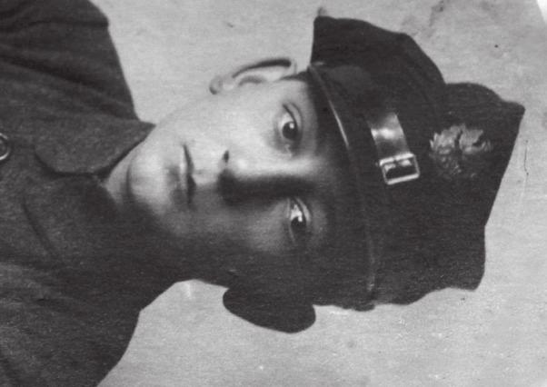 Pod koniec wojny oznaki patriotyczne również w postaci orłów wojskowych, zdobiące mundury szkolne nie były już zjawiskiem sporadycznym.
