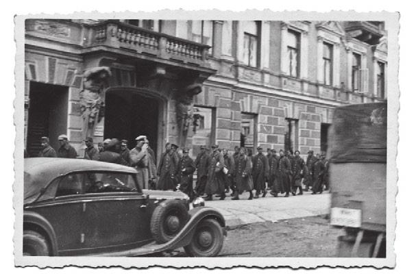 Różnorodny jest charakter tych fotografii, pokazane są na nich m.in. zniszczone obiekty (np.