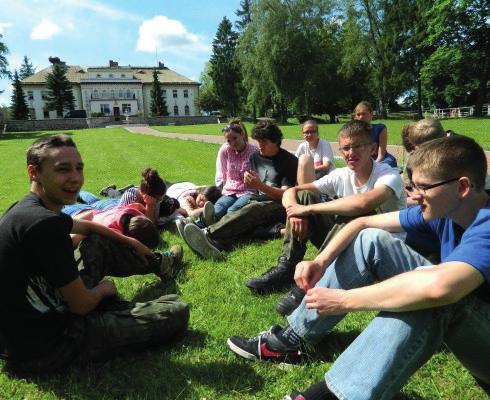 Każdy domek posiada werandę z ławeczką oraz stolikiem, a wyposażone są w 6 łóżek, szafki nocne, szafy, łazieka.