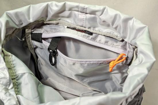 Niekwestionowaną wadą plecaka Lowepro Photo Sport 200 AW jest brak pełnej przegrody pomiędzy sekcją transportową, a sprzętową.
