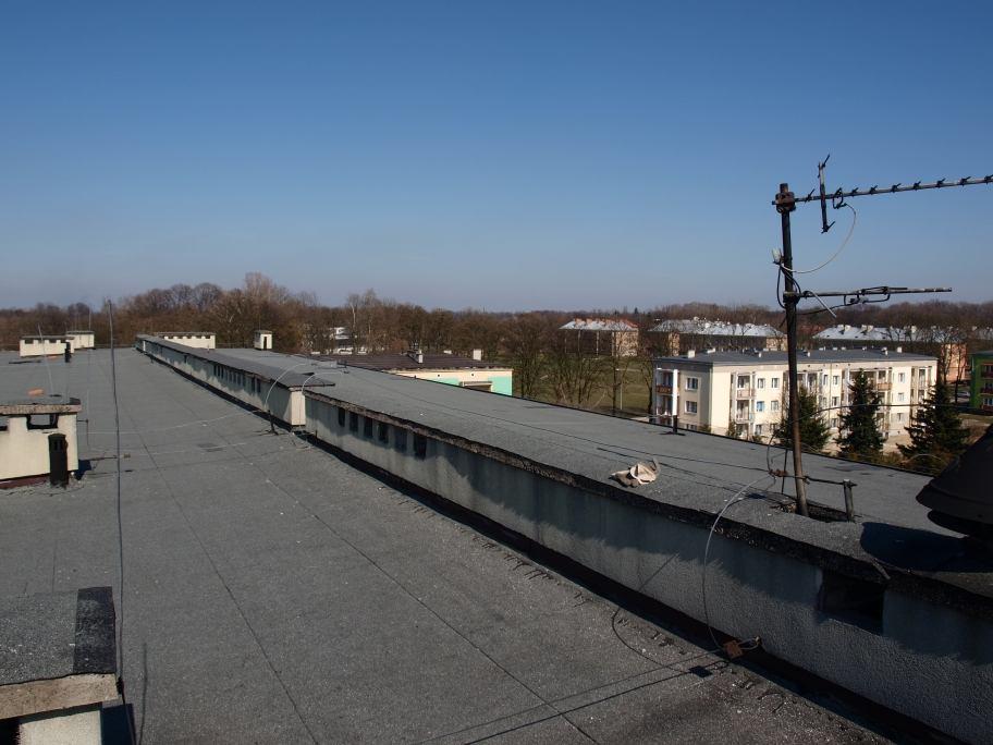 Miejsce zamocowania anteny radiolinii oraz urządzeń wi-fi. Maszt 2m o średnicy 60mm z uchwytem bocznym. Kierunek: Szkoła Podstawowa 4 Miejsce zamocowania anteny radiolinii.