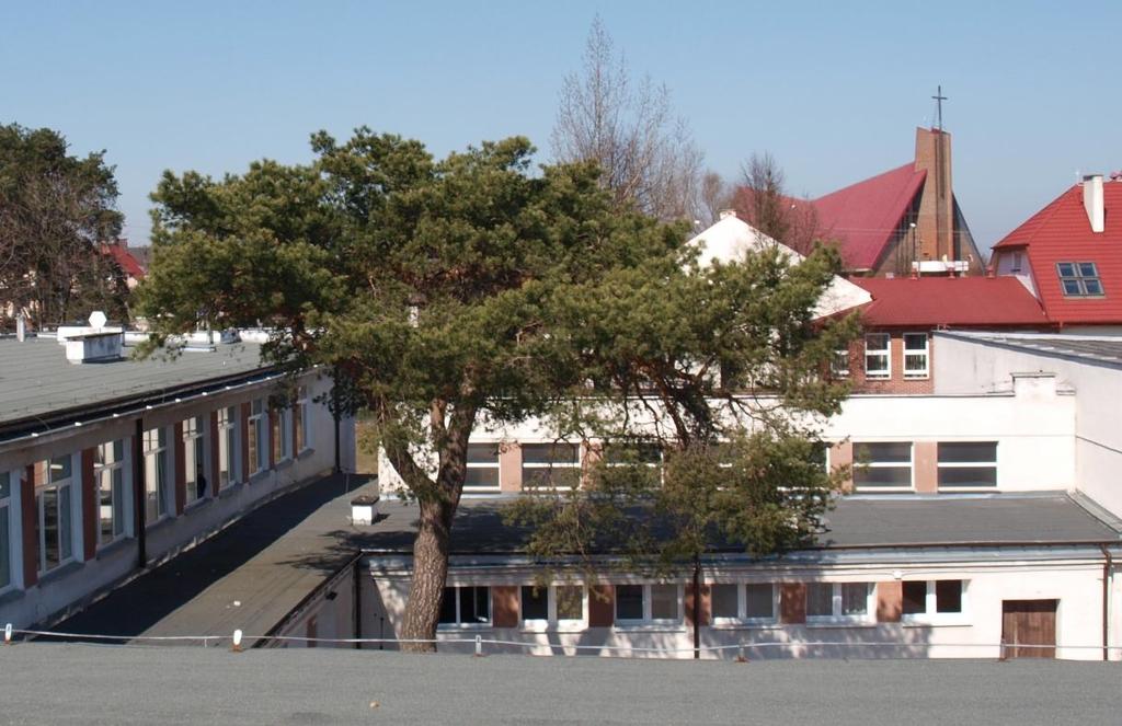 Patchcordy światłowodowe od krawędzi dachu szkoły poprowadzić wzdłuż zainstalowanej przewieszki prowadzącej do klatki schodowej budynku przedszkola w peszlu giętkim Patchcordy światłowodowe należy