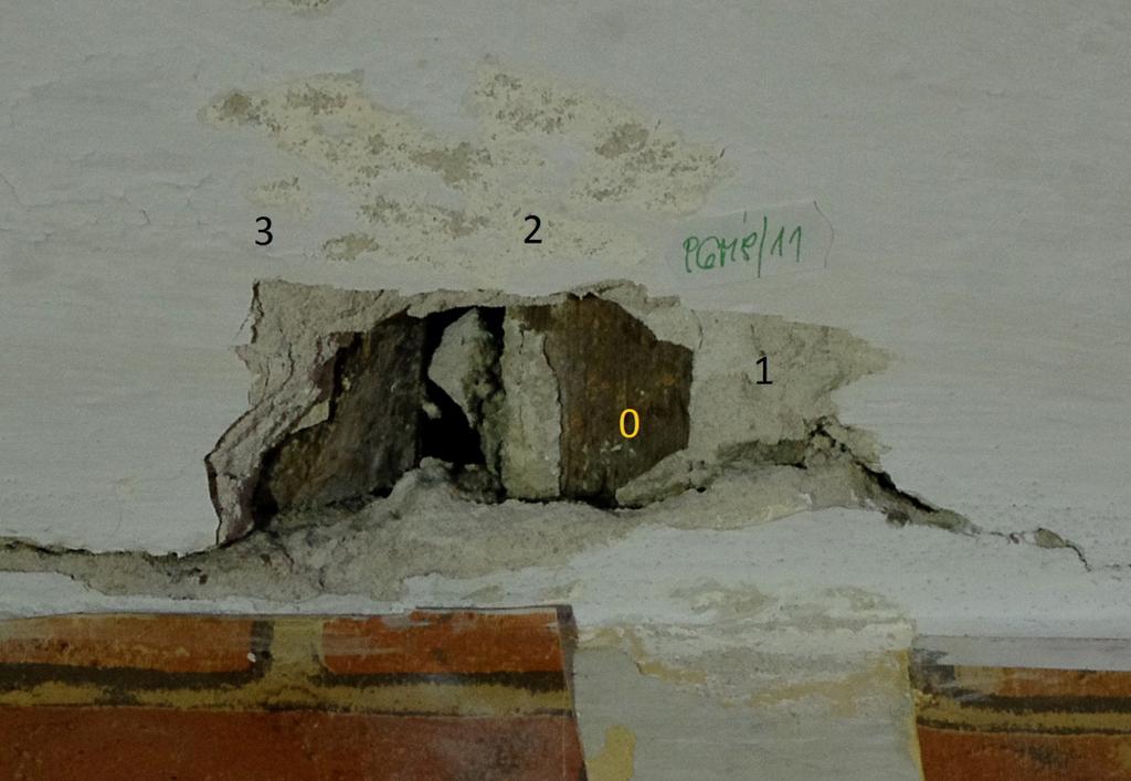 Pomieszczenie kuchni - sufit. Odkrywka P6M9/11 Odkrywka pokazuje, że na drewnianym stropie (0), widoczna jest warstwa tynku cementowo - wapiennego (1) oraz warstwa malarska kremowo - żółta (2).