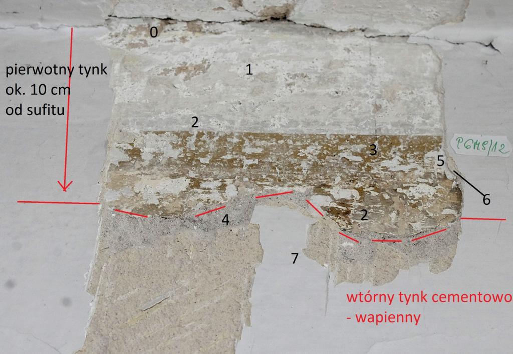 Duży pokój - ściana pod sufitem. Odkrywka P6M9/12 Odkrywka pokazuje, że na ścianie zachowały się częściowo pierwotne wyprawy tynkarskie.