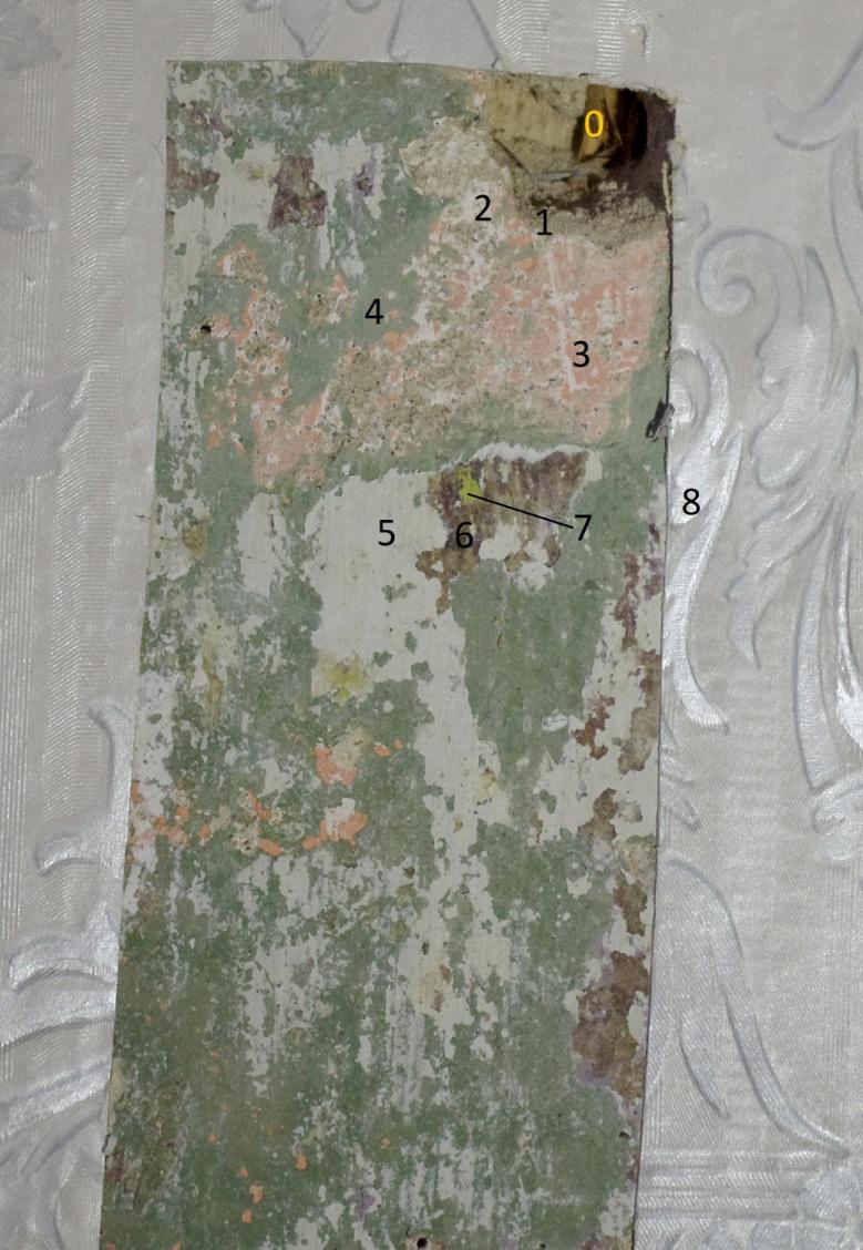 Pokój II - ściana na wysokości ok. 1m. Odkrywka P6M9/1 Odkrywka pokazuje, że na ruszcie trzcinowym (0), zachował sie pierwotny tynk wapienno - piaskowy (1).