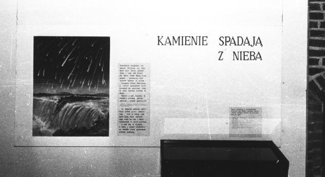 Fig. 2 i 3 Wystawa poświęcona meteorytom i meteorom we fromborskim Muzeum Mikołaja Kopernika stała się ważnym wydarzeniem w historii popularyzacji meteorytyki w Polsce; sierpień 1990 (foto: J.W. Kosiński) Wystawa prezentowała ówczesny stan wiedzy o meteorytach, m.