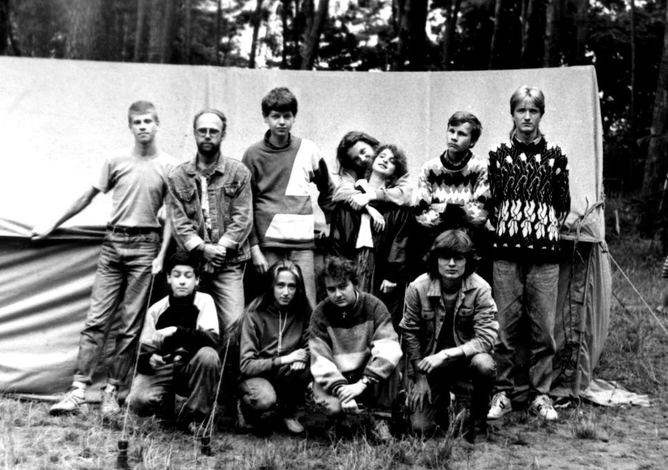 Kosińskim (drugi od lewej w rzędzie osób stojących); sierpień 1991 (foto: A.